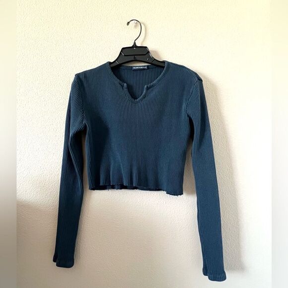 Brandy Melville Ribbed Split Neck Sweater Crop Top - Picture 1 of 7